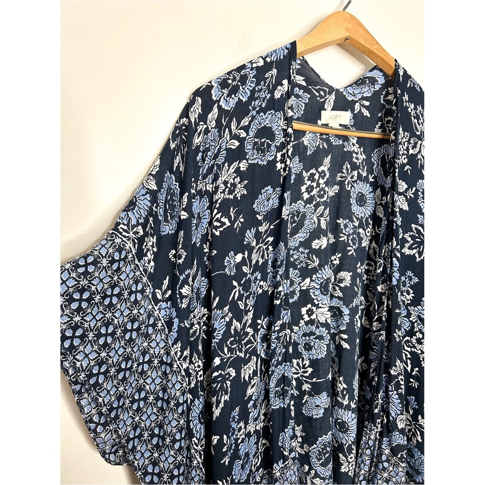 Ann Taylor LOFT Blue Floral Print Lightweight Shawl One Size - Picture 6 of 6